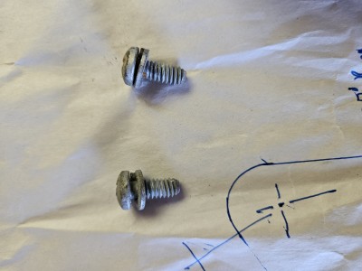 Screws used to hold actuator to door - split-ring lock washers used, not toothed star washers. Size/type of fastener is in parts listing previously posted.